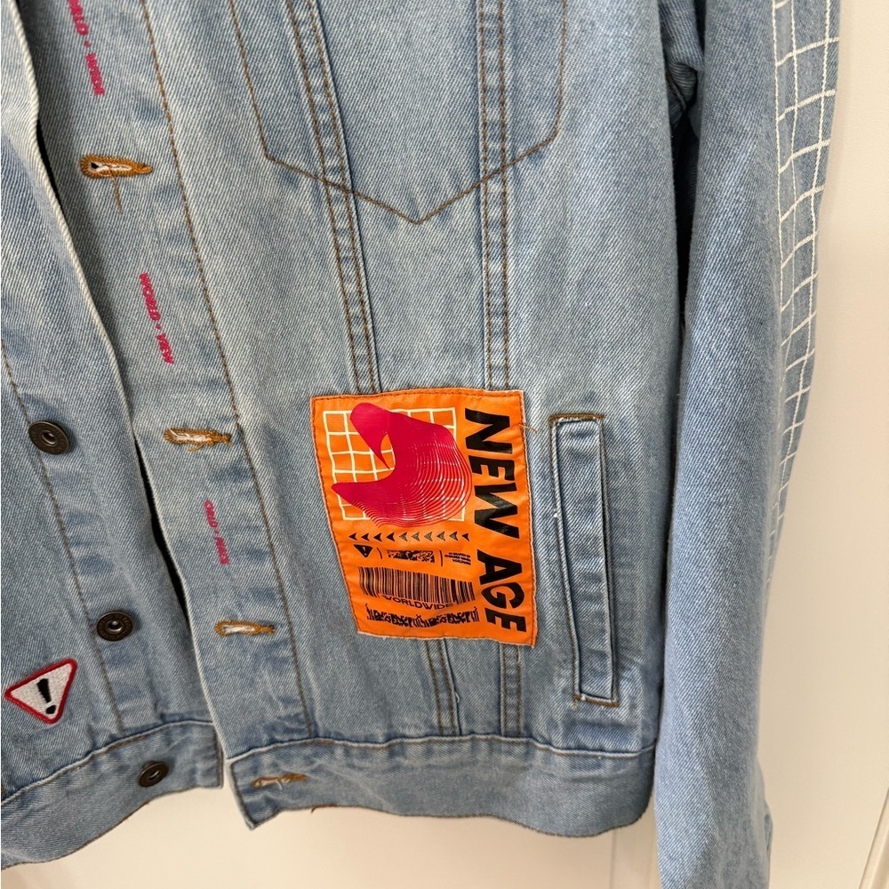 Trademark Brooklyn Cloth Unisex New Age Graphic light Wash Jean Jacket Sz Small - Picture 4 of 6